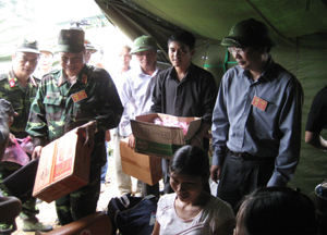 Thiếu tướng Bùi Đình Phái, Chỉ huy trưởng Bộ CHQS tỉnh và lãnh đạo Bộ NN&PTNT tặng quà cho người dân tham gia diễn tập làm điểm toàn quốc về “ứng cứu sự cố đập và sơ tán dân hạ du” tại xã Thống Nhất (TPHB) năm 2011.